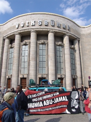 Vor der Volksbühne