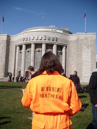 Vor der Volksbühne