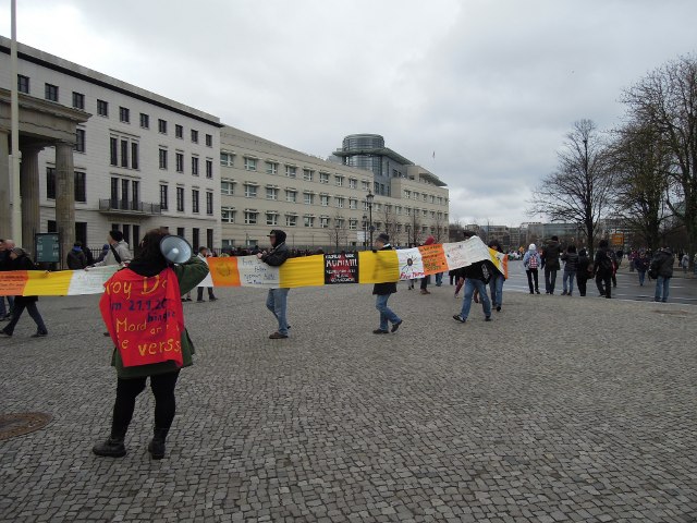 Aktion Das Laengste Berliner Transparent auf der Welt vor der US-Botschaft