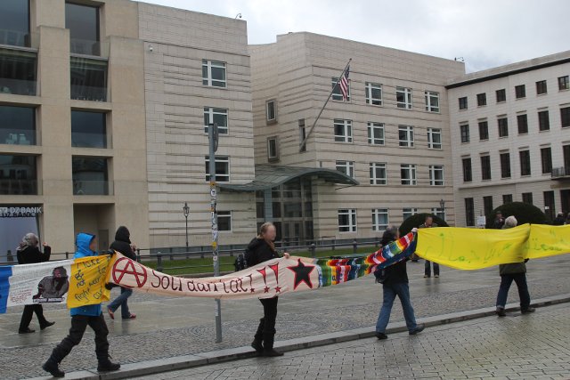 Aktion Das Laengste Berliner Transparent auf der Welt vor der US-Botschaft