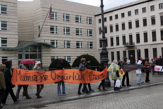 Aktion Das Laengste Berliner Transparent auf der Welt vor der US-Botschaft