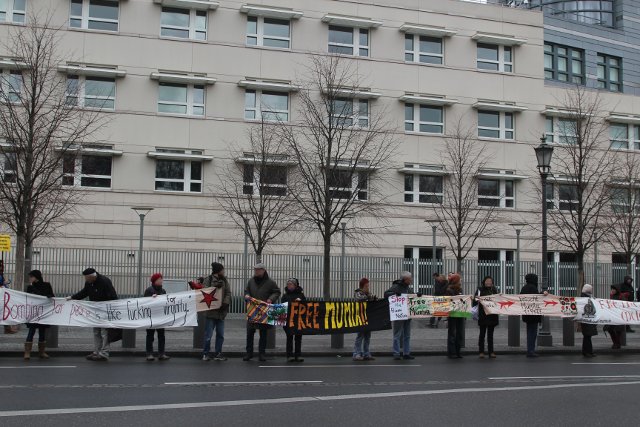 Aktion Das Laengste Berliner Transparent auf der Welt vor der US-Botschaft