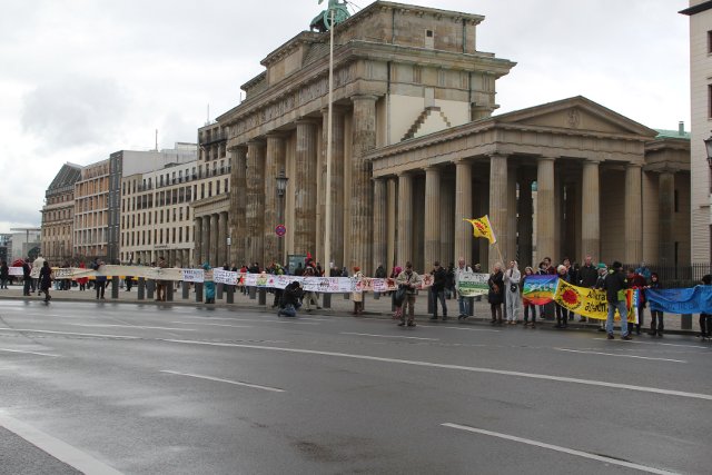 Aktion Das Laengste Berliner Transparent auf der Welt vor der US-Botschaft