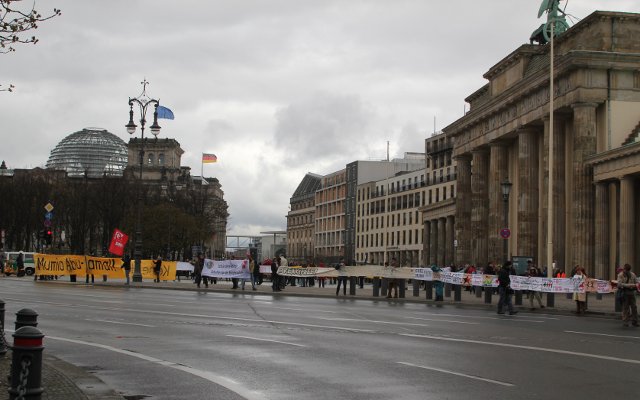 Aktion Das Laengste Berliner Transparent auf der Welt vor der US-Botschaft