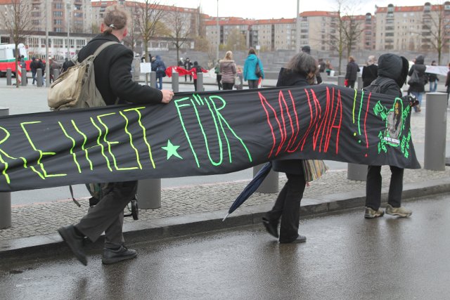 Aktion Das Laengste Berliner Transparent auf der Welt vor der US-Botschaft