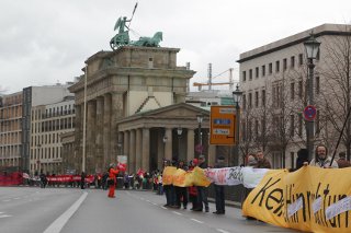 Aktion Das Laengste Berliner Transparent auf der Welt vor der US-Botschaft